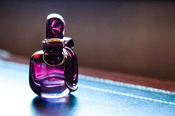 Alyans Menekşe Parfüm Şişesi Üzerinde — Stok fotoğraf