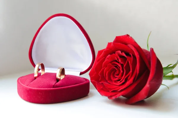 Vigselringar Röd Box Form Ett Hjärta Och Röd Ros Bröllopsdag — Stockfoto