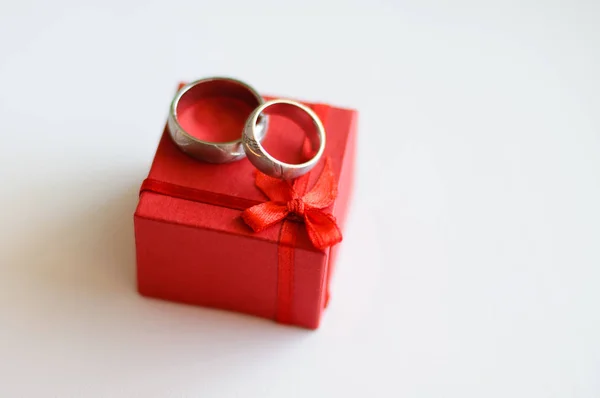 Anéis Casamento Uma Caixa Jóias Vermelha Fundo Branco — Fotografia de Stock