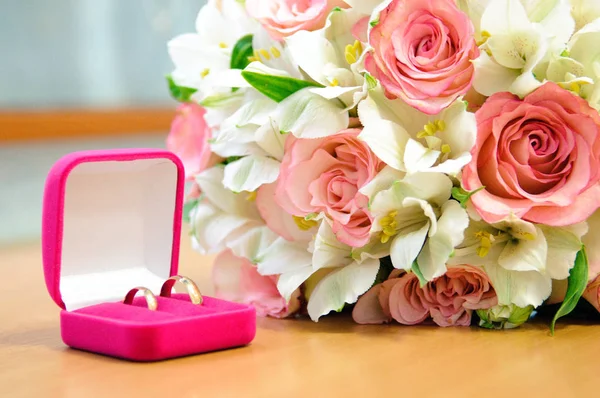 Buquê Com Rosas Brancas Rosa Anéis Casamento Ouro Caixa Jóias — Fotografia de Stock