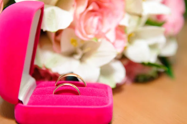 Boeket Met Witte Roze Rozen Gouden Trouwringen Sieraden Doos — Stockfoto