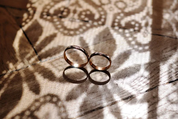 結婚指輪と美しい影 ロイヤリティフリーのストック画像