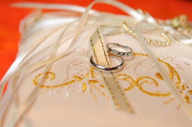 Alyans bir yastık üzerinde şeritler ve nakış ile dekore edilmiştir. Düğün günü.