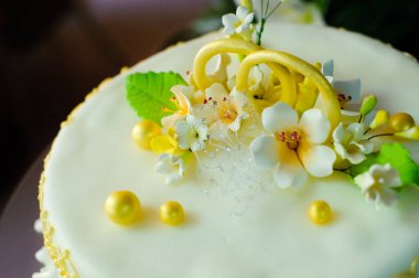 Yenilebilir çiçekler ve Alyans Düğün pastası dekore edilmiş.