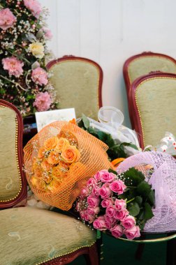 Pembe ve turuncu gül buketleri.