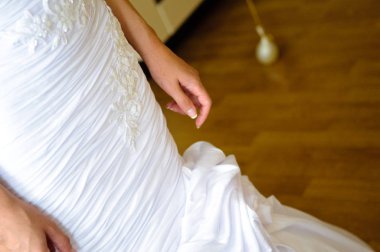 Güzel beyaz gelinlik gelin üzerinde nakış ile.