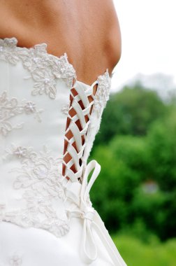 Beyaz bir gelinlik gelin. Arkadaki bağlama.