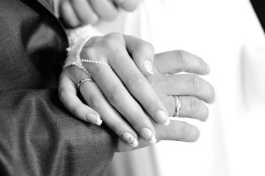 Elleri yeni alyans ile evli. Siyah ve beyaz.