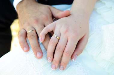 Nikah yüzüklü yeni evlilerin elleri..