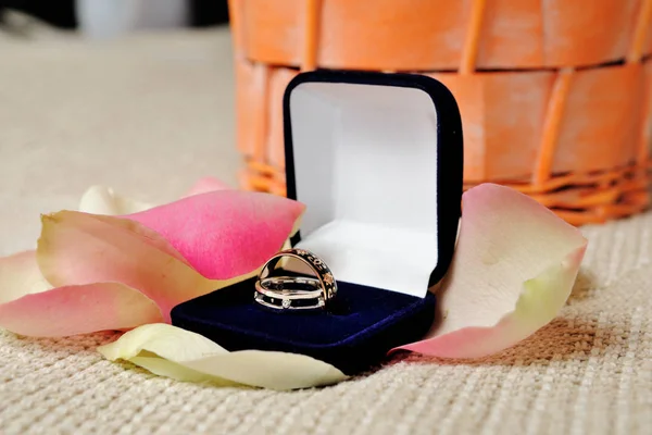Belos Anéis Casamento Caixa Jóias Pétalas Rosa — Fotografia de Stock