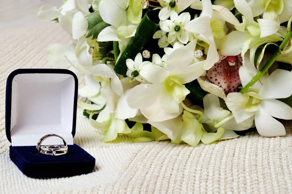Buquê Com Orquídeas Brancas Verdes Belos Anéis Casamento Caixa Jóias — Fotografia de Stock