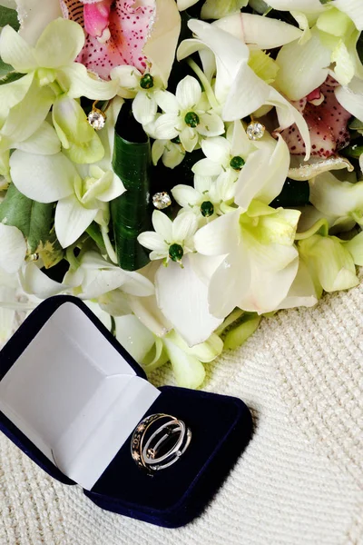 Букет Белыми Зелеными Орхидеями Красивые Обручальные Кольца Шкатулке — стоковое фото