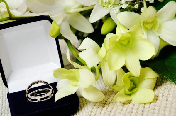 Букет Белыми Зелеными Орхидеями Красивые Обручальные Кольца Шкатулке — стоковое фото
