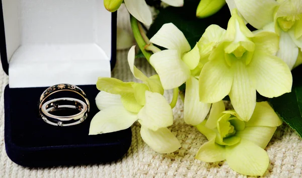 Ramo Con Orquídeas Blancas Verdes Hermosos Anillos Boda Joyero — Foto de Stock