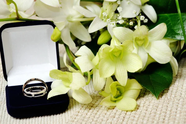 Buquê Com Orquídeas Brancas Verdes Belos Anéis Casamento Caixa Jóias — Fotografia de Stock