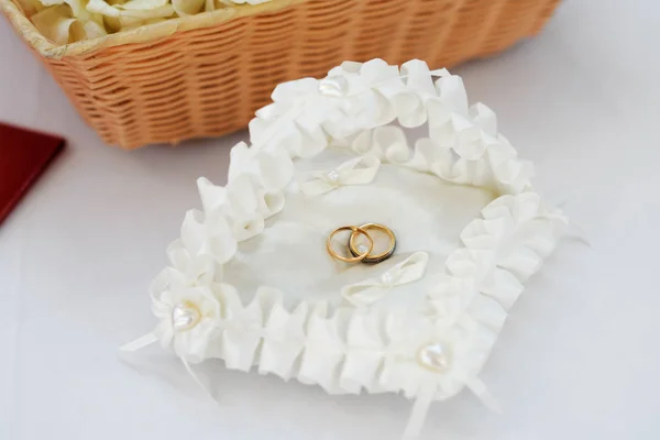 Zlaté Snubní Prsteny Polštáři Svatební Den — Stock fotografie