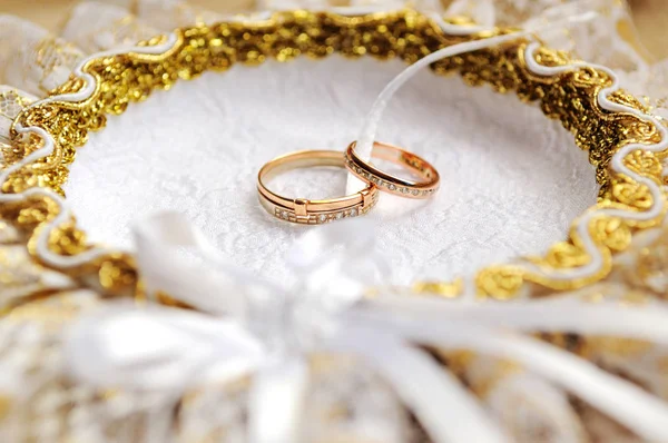 Goldene Trauringe Auf Einem Kissen Hochzeitstag — Stockfoto