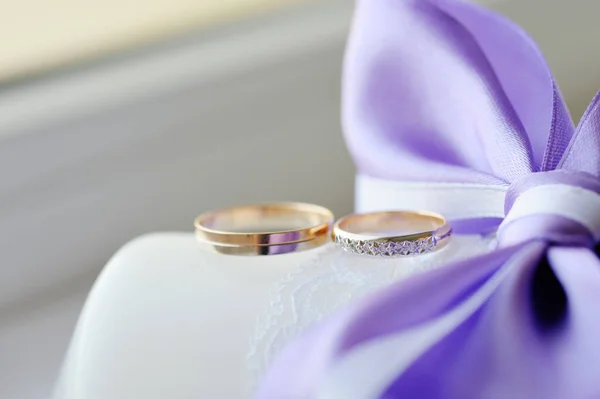 Wedding Rings Big White Candle Decorated Lace Bow Purple White — Stock Photo, Image