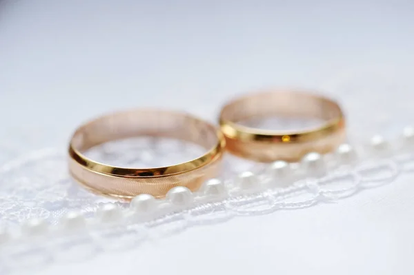 Anillos Boda Oro Tejido Blanco Con Encaje Perlas Primer Plano — Foto de Stock