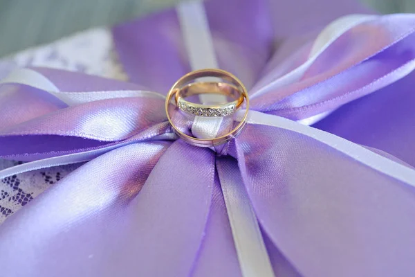 Wedding Rings Bow Purple White Ribbon Close — Stock Photo, Image