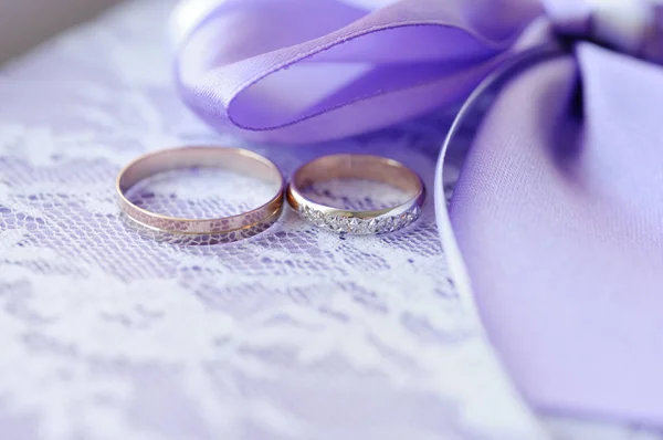 Anillos Boda Una Tela Blanca Con Encaje Cerca Lazo Cinta — Foto de Stock