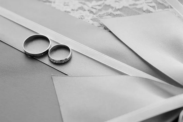 Wedding Rings Ribbon Background White Fabric Lace Geometric Pattern Black — Stock Photo, Image