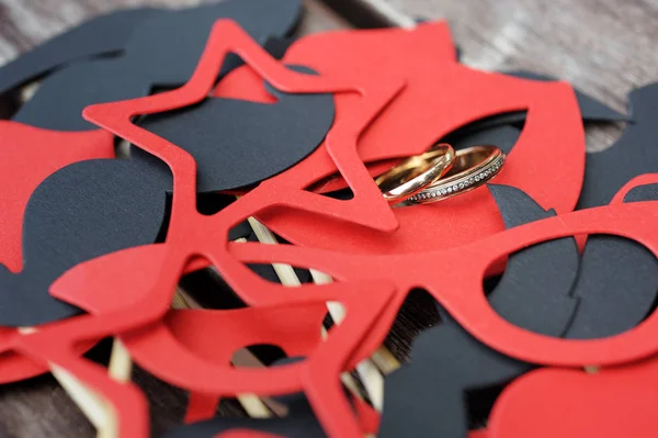 Wedding Rings Red Black Paper Carnival Party Accessories Wedding Rings — Stock Photo, Image