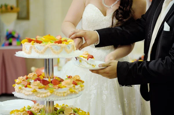 Recém Casados Cortam Bolo Casamento Decorado Com Bagas Frescas — Fotografia de Stock
