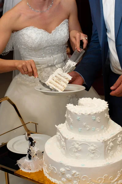 Recém Casados Cortam Belo Bolo Casamento Branco — Fotografia de Stock