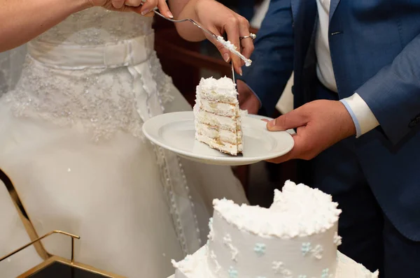 Recém Casados Cortam Belo Bolo Casamento Branco — Fotografia de Stock