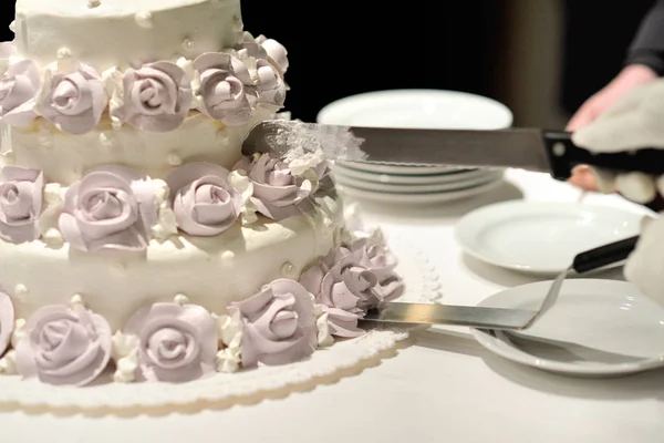 Jonggehuwden Gesneden Een Mooie Witte Bruidstaart Met Crème Roze Rozen — Stockfoto