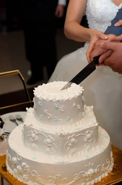 Recém Casados Cortam Belo Bolo Casamento Branco — Fotografia de Stock