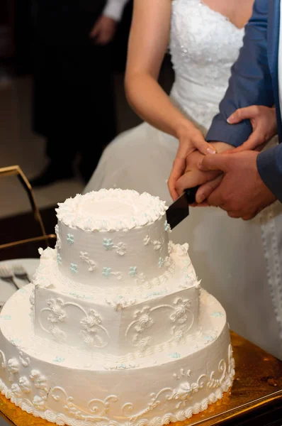 Νεόνυμφοι Κοπεί Μια Όμορφη Λευκή Τούρτα Γάμου — Φωτογραφία Αρχείου