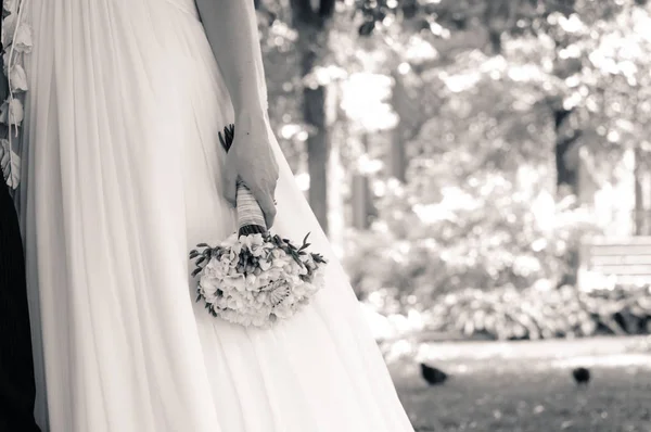Güzel Düğün Buket Gelinin Elinde Düğün Günü Siyah Beyaz — Stok fotoğraf