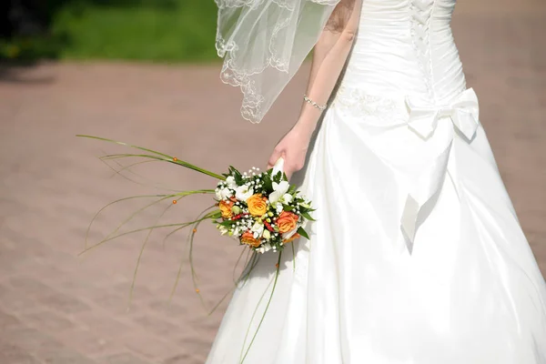 花嫁の手の中の美しいウェディング ブーケ 結婚式の日 — ストック写真