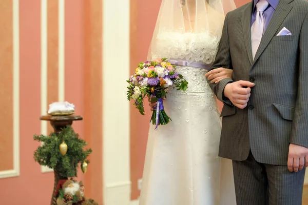 Bruid Bruidegom Handen Houden Tijdens Huwelijksceremonie Trouwdag Het Paleis Van — Stockfoto