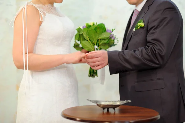 Het Bruidsmeisje Zet Ketting Bruid — Stockfoto