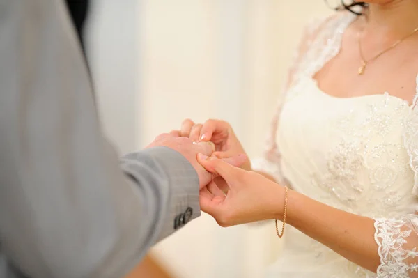 Pengantin Wanita Mengenakan Cincin Pertunangan Hari Pernikahan Istana Pernikahan — Stok Foto