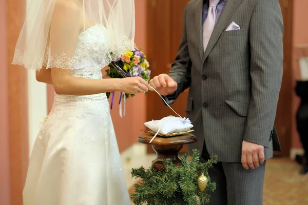 Nimmt Die Braut Den Ring Ihren Bräutigam Anzuziehen Hochzeitstag Hochzeitspalast — Stockfoto