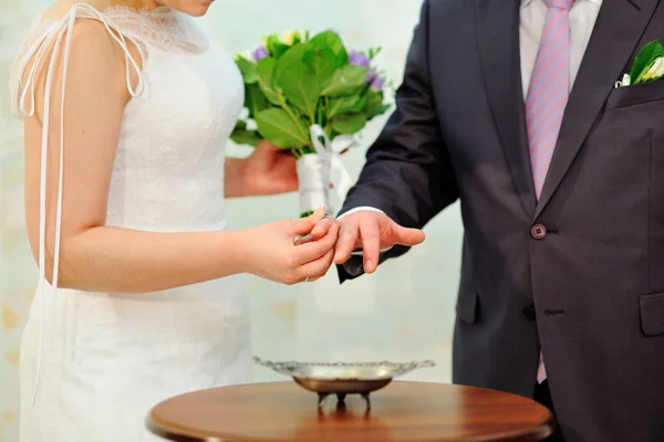 Mariée Met Une Bague Fiançailles Jour Mariage Dans Palais Mariage — Photo