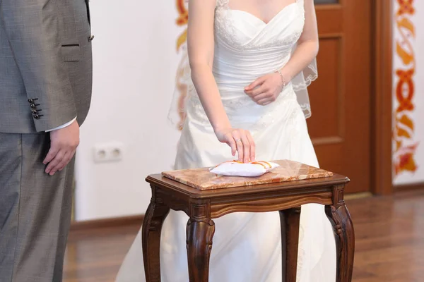 Sposa Prende Anello Mettersi Sposo Giorno Delle Nozze Palazzo Delle — Foto Stock