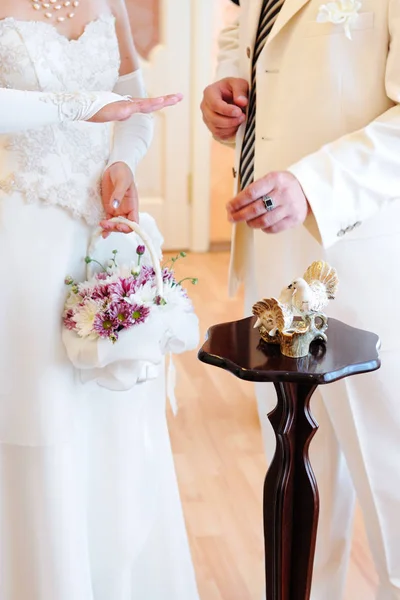 Het Bruidsmeisje Zet Ketting Bruid — Stockfoto