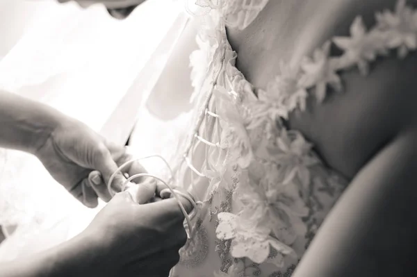 Утренняя Подготовка Невесты Женские Руки Завязывают Ленту Корсете Свадебного Платья — стоковое фото