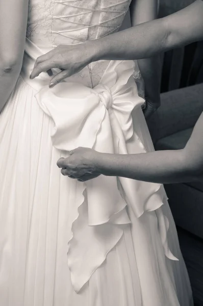 Ranní Příprava Nevěsty Dámské Ruce Zavážeme Mašličku Pásky Svatební Šaty — Stock fotografie