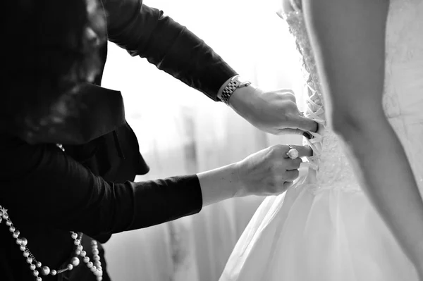 Ranní Příprava Nevěsty Dámské Ruce Uvázat Stuhu Korzet Svatební Šaty — Stock fotografie
