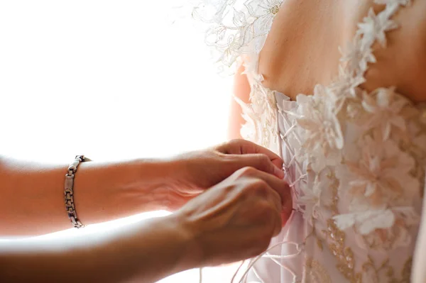 Ranní Setkání Nevěsty Dámské Ruce Uvázat Stuhu Korzet Svatební Šaty — Stock fotografie