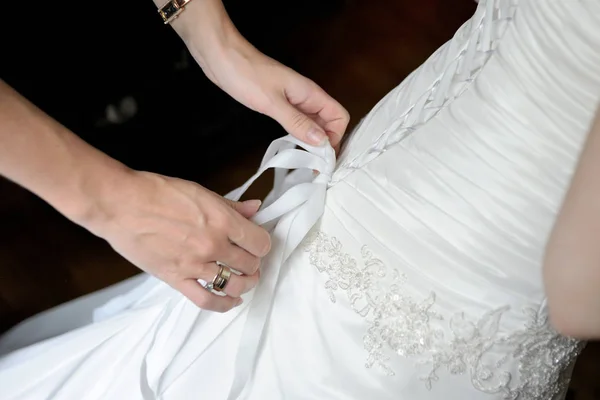 Preparação Manhã Noiva Mãos Mulher Atam Uma Fita Espartilho Vestido — Fotografia de Stock