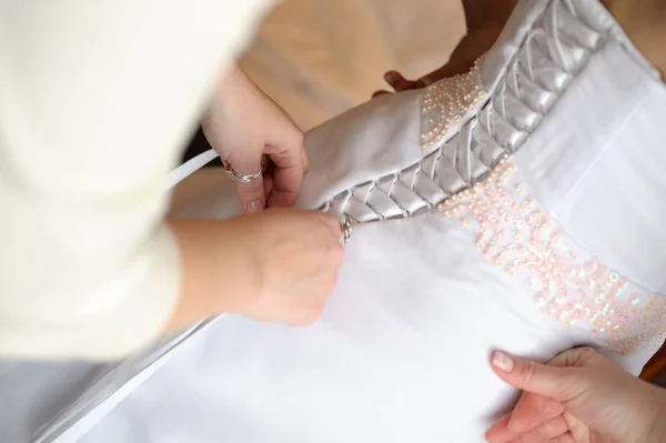 Reggel Elkészítése Menyasszony Női Kéz Nyakkendő Szalag Fűzőt Esküvői Ruha — Stock Fotó