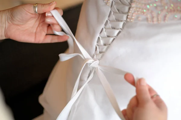 Preparação Manhã Noiva Mãos Mulher Atam Uma Fita Espartilho Vestido — Fotografia de Stock