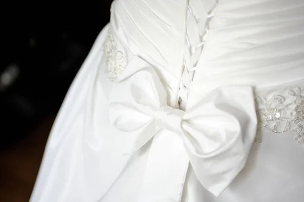 朝の花嫁の支度 ウェディング ドレスのリボンからボーします — ストック写真